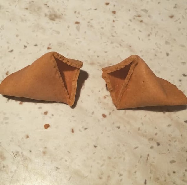 5. Çin restoranındaki yemeğinizi mutlu bitirmenize engel olacak fal kurabiyelerini yapan kişi...