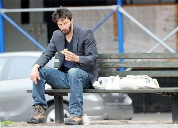 1. Это фото одинокого Киану Ривза стало поводом для создания множества мемов.