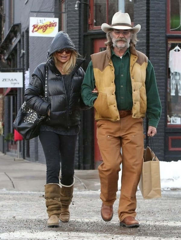 7. Голди Хоун и Курт Рассел стараются не привлекать к себе внимания.