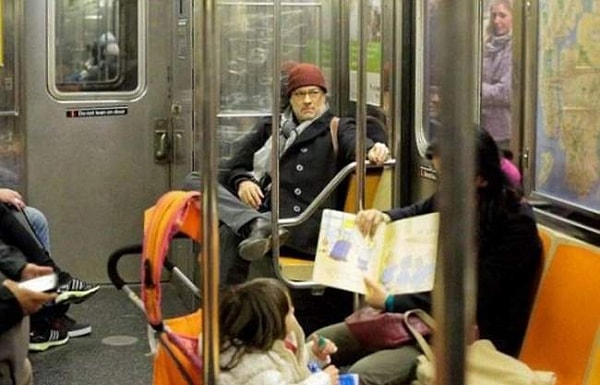 13. Том Хэнкс тоже иногда ездит на общественном транспорте.