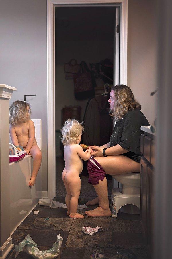1. Annelik asla tuvalette yalnız kalamamaktır.