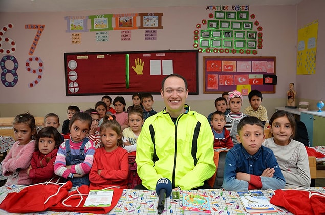 'Yağmura yakalandım, kitaplarımı zarar görmeden öğrencilere teslim ettim'