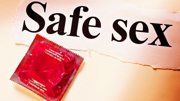 16. Kanada’daki bir üniversitede dağıtılan prezervatiflerin üzerine zımbalanan Güvenli Seks yazılı kağıtlar ambalaja zarar verdiği için prezervatifleri kullanılamaz hale getirmiş.