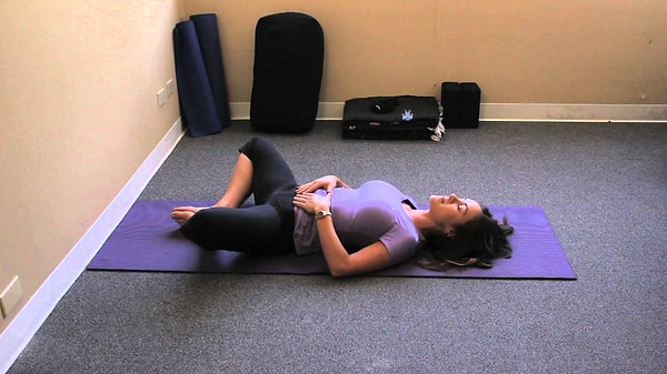 6. Попробуйте йогу: выполняйте позу бабочки лежа.