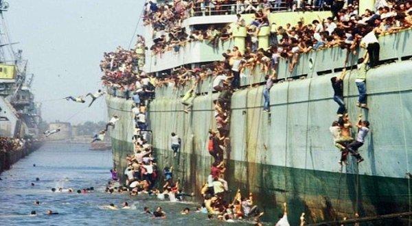 Arnavut mülteciler karaya çıkıyor. | Bari Limanı, İtalya, 8 Ağustos 1991
