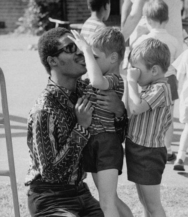 Stevie Wonder Kaliforniya'daki görme engelliler için yapılmış okulu ziyaret ederken, 1970.