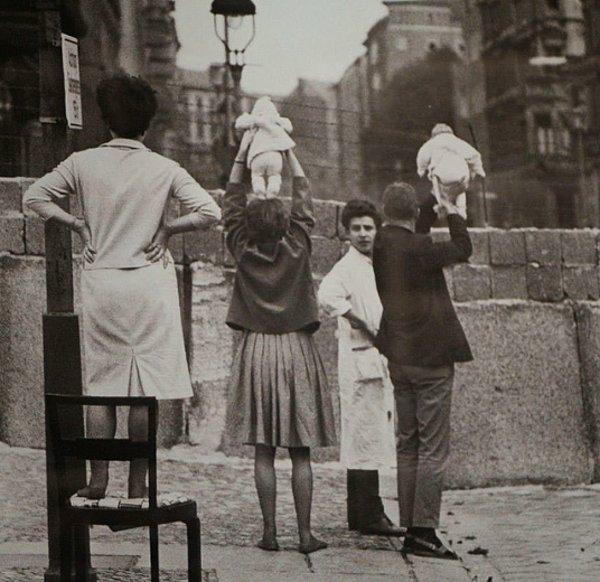 Berlin'in batı tarafındaki insanlar çocuklarını doğuda kalan anne ve babalarına gösterirken, 1961.