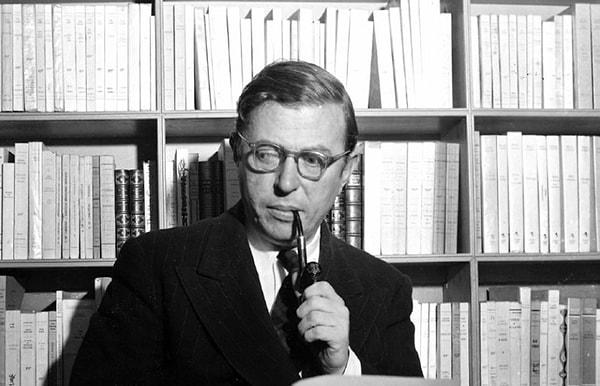 2. Jean-Paul Sartre, kişisel hedeflerini ödül veren bir kuruma göre yönlendirmesi anlamına geldiği için Nobel Edebiyat Ödülü'nü geri çevirmiştir.