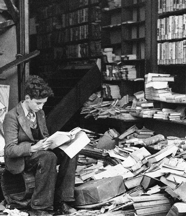 Londra'daki hava baskınından sonra kitap kalıntılarının arasında kalmış bir çocuk, 8 Ekim, 1940.