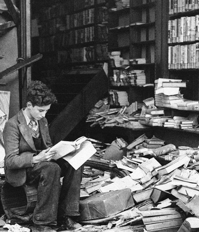 Londra'daki hava baskınından sonra kitap kalıntılarının arasında kalmış bir çocuk, 8 Ekim, 1940.