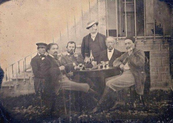 Vincent van Gogh (soldan üçüncü) ve Paul Gauguin (hemen sağında) içki içerken, Paris, 1887.
