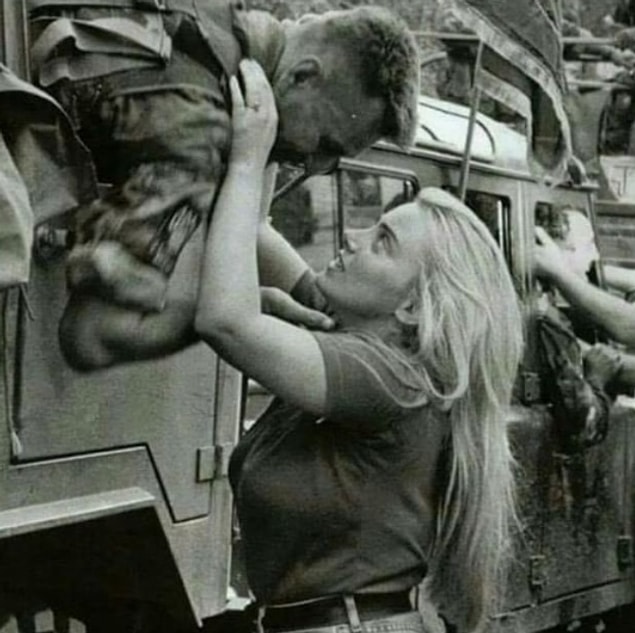 Hırvat asker ve sevgilisi birbirine veda ederken, 1995.