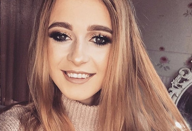 Düğün fotoğrafları yayınlanınca onların Facebook'a yüklendiğini gören 26 yaşındaki Emma, eski erkek arkadaşının yanında durduğu gerçeğinin garipliği hakkında bir şey yapılması gerektiğine karar vermiş.