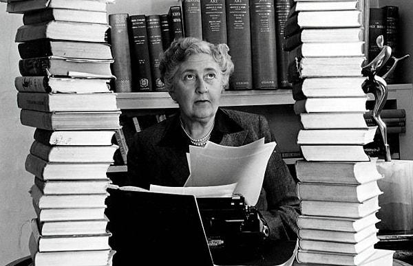 3. Polisiye roman denince akla ilk gelen isim Agatha Christie, kardeşiyle giriştiği bir iddia sonrası yazmaya başlamıştır.
