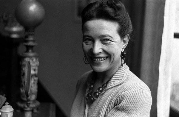 8. Varoluşçu felsefeyi kadın olmanın özel varoluşsal koşullarına uygulayan ve biseksüel olan Simone de Beauvoir filozof sevgilisi Jean-Paul Sartre ile birlikte olduğu kadınları paylaşmıştır.