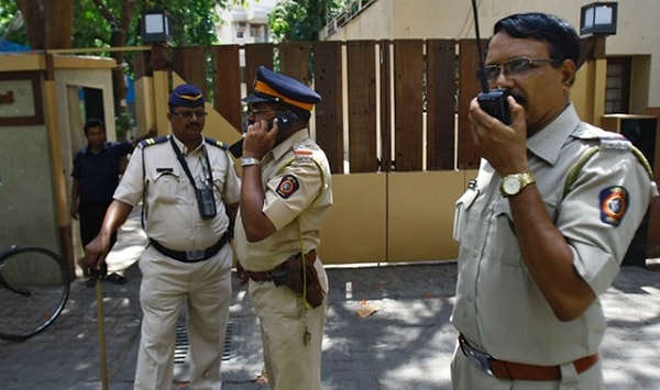 Подозреваемые были взяты под стражу после жалобы со стороны этого бизнесмена.