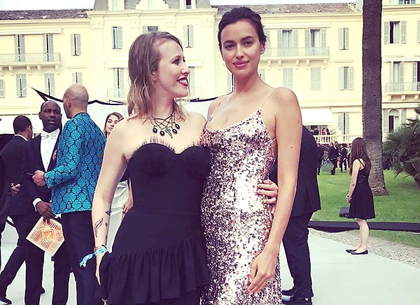 5. Ксения Собчак позирует с Ириной Шейк (2017 год).