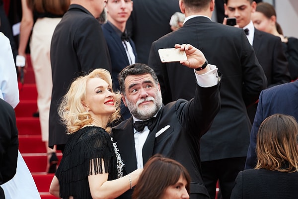 6. Бизнесмен Михаил Куснирович с женой Екатериной Моисеевой делают селфи на красной дорожке (2017 год).