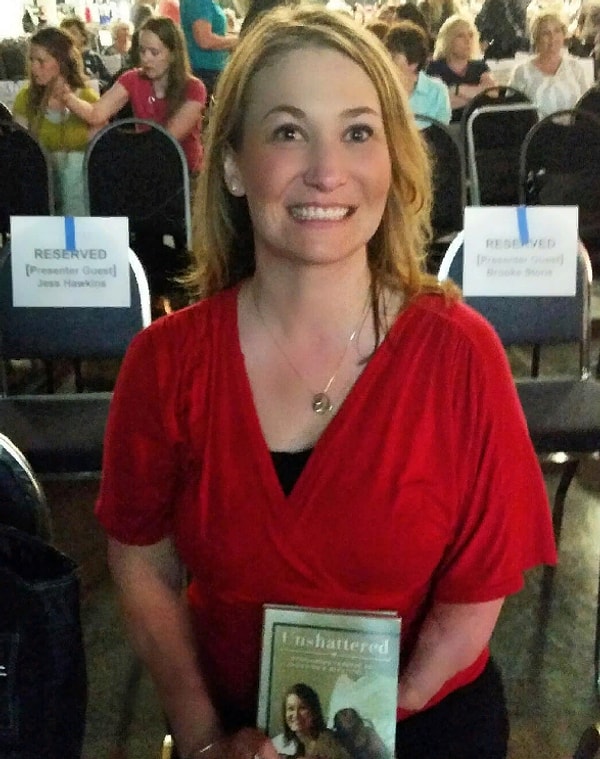 9. Несмотря на все страдания, Кэрол научилась ценить жизнь, познавать ее через прикосновения и запахи и открывать для себя все новые ее грани.