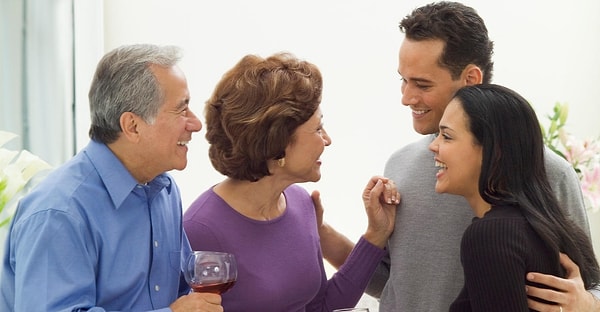 5. При этом не забывайте делать им комплименты. Можно похвалить готовку мамы, ее гостеприимство и вообще восхищаться навыками родителей парня/девушки.