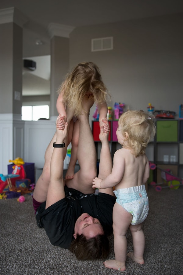 2. Быть мамой - значит уметь развлекать и играть со своими детьми.