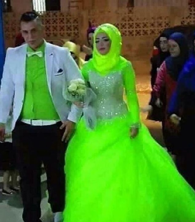 5. Gelinlik ve damatlığını keçeli kalemle halleden çift.