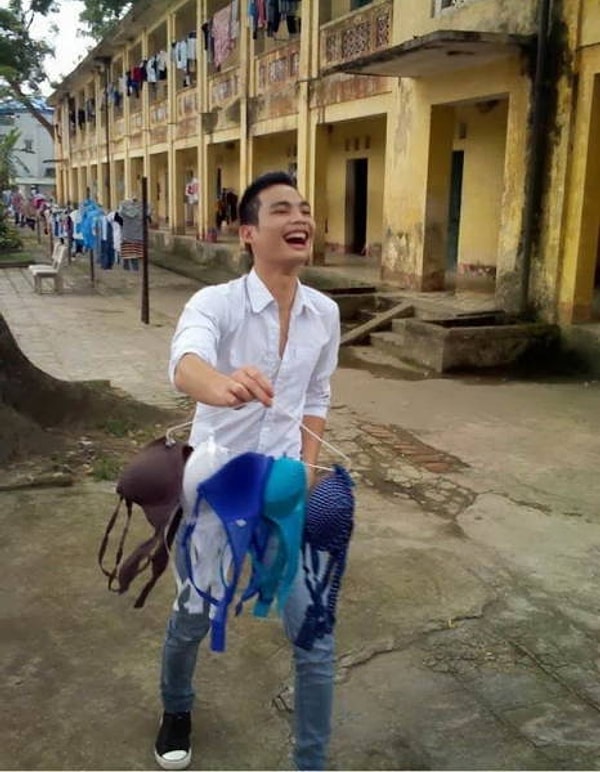 11. Я вот не пойму, он спер лифоны или просто продает их?