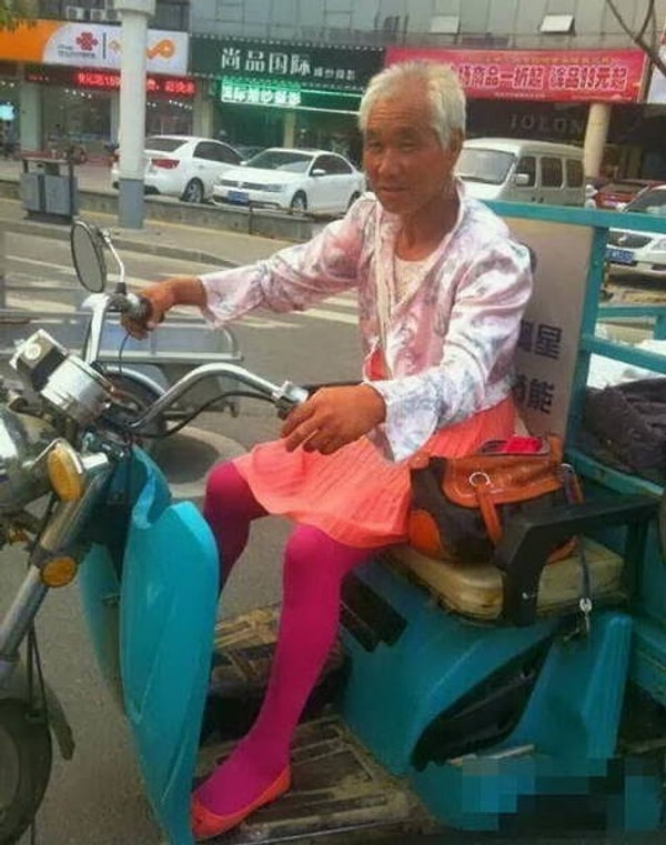 12. Сзади пионерка, спереди пенсионерка