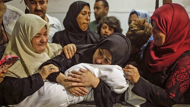 Annesi Meryem'in çocuğunun cansız bedenine sarılırken çekilen bu fotoğraf ise yürekleri dağladı.