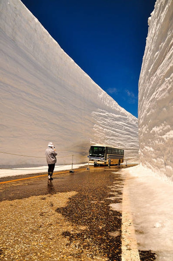 24. А вообще, учитывая, КАК у них чистят дороги, они имеют полное право творить, что хотят! 👍