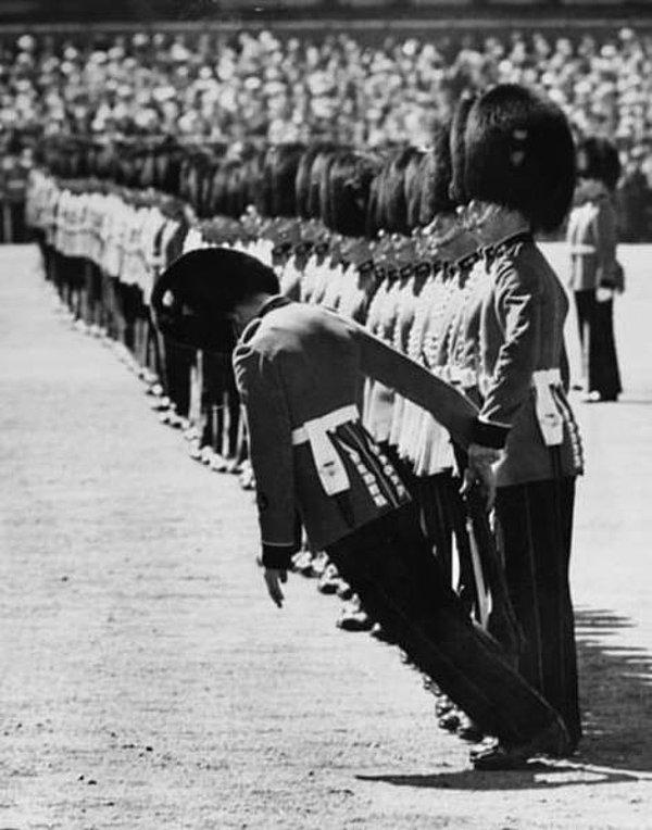 4. İngiltere'nin At Muhafızları Geçit Töreni sırasında bayılmaya başlamış bir asker.
