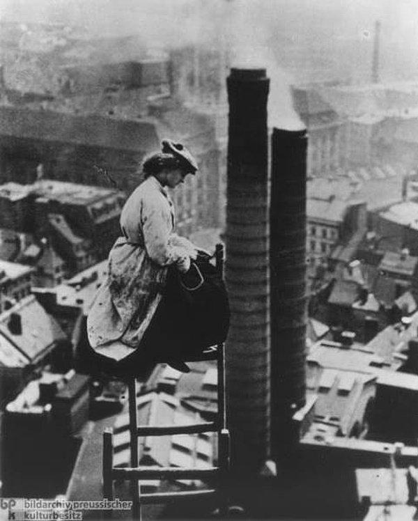 6. Almanya'da çatı katına tünemiş mason bir kadın işçi.