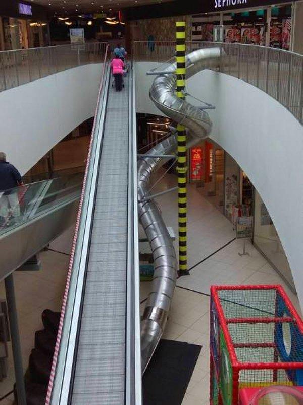 2. Prag'daki bu alışveriş merkezinde aşağı inerken merdivenler yerine bu kaydırağı seçebilirsiniz...