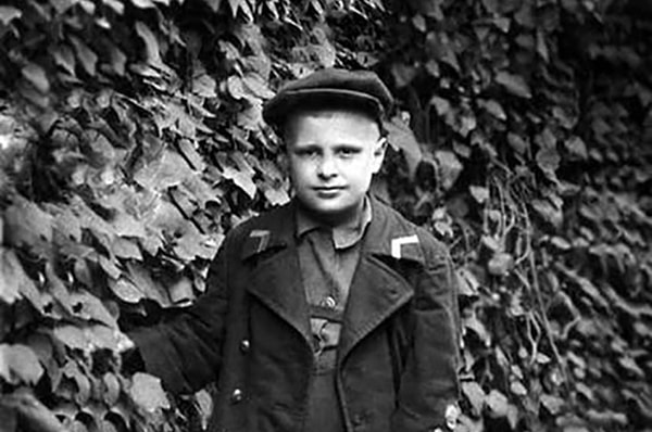 8. А кто изображен на этом детском снимке?