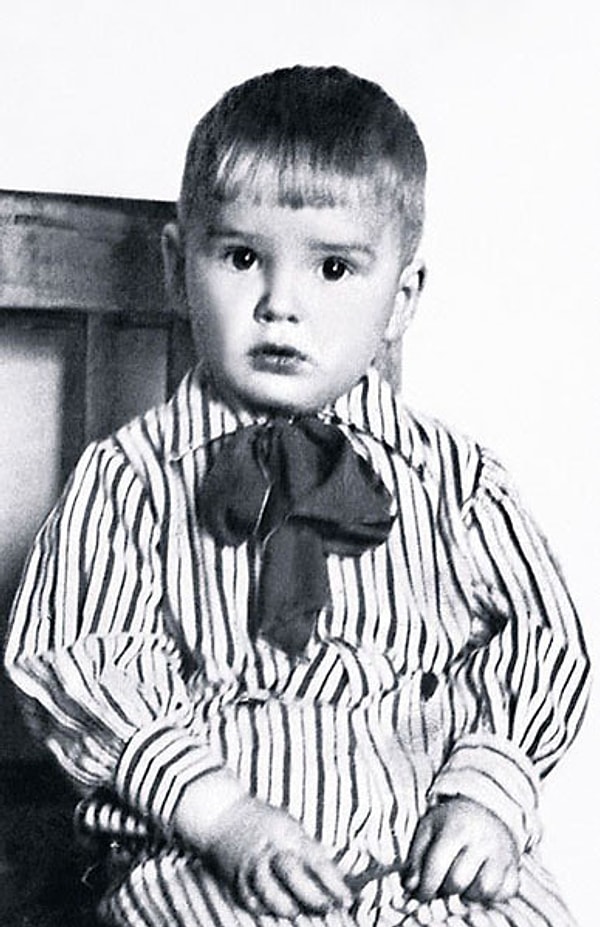 9. И, наконец, какой популярный актер тут?