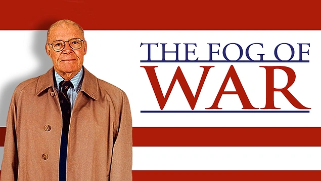 Oscarlı belgesel '100 Yılın İtirafları'nda Kennedy ve Johnson'ın başkanlık döneminde Amerika Savunma Bakanı olarak görev yapan Robert McNamara'nın gözünden, son 60 yıldaki Amerikan politikasını ele almasını izliyoruz. Art arda bu kadar belgeselle Amerika politikasının tüm gizli kapaklı işlerini çözeceğiz galiba.