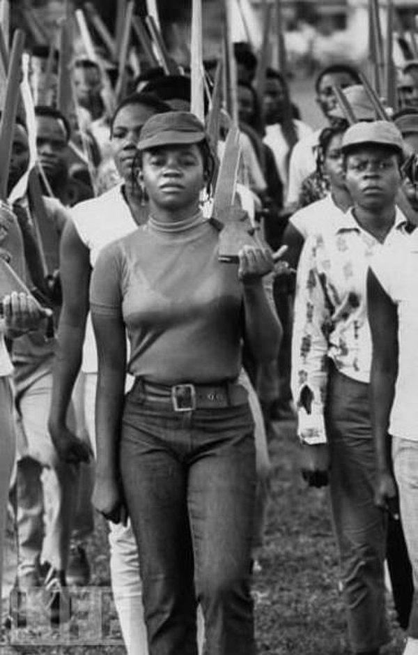16. Nijerya'daki Biafra Savaşı sırasında sahte tüfeklerle eğitilen kadın-erkek grubu.