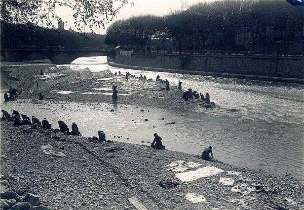 17. Fransa'da nehirde çamaşır yıkayan kadınlar...