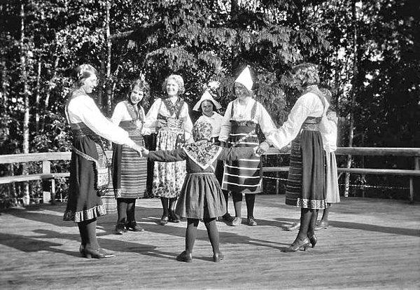 19. İsveç'te geleneksel kıyafetler giyen kadınlar.