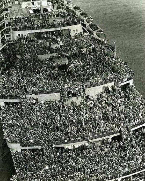 27. II. Dünya Savaşı sonrasında Amerikan askerlerini New York'a getiren Linel Queen Elizabeth adlı gemi.