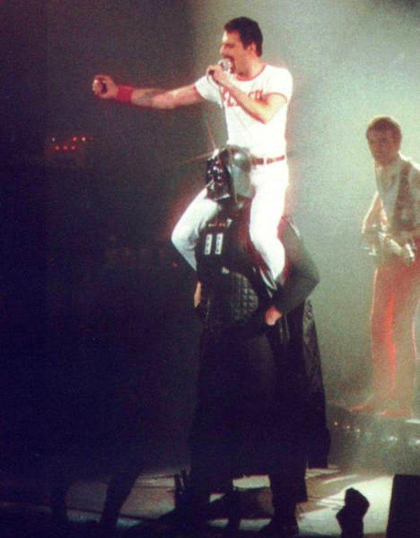 28. Darth Vader'in omuzlarına çıkan Freddie Mercury...
