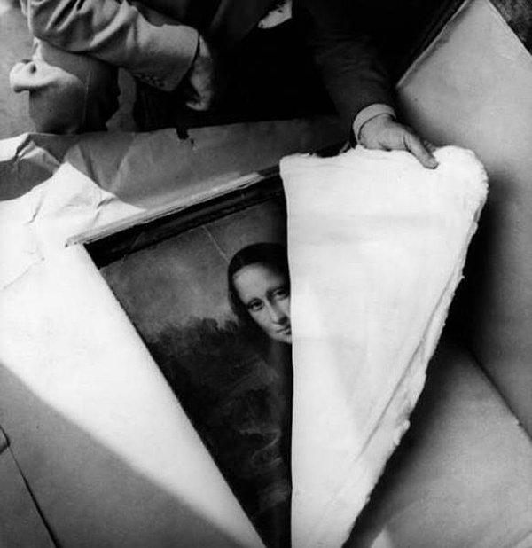 31. 1939 yılında başlamış olan Alman saldırılarından korunan Mona Lisa tablosunu açarken...