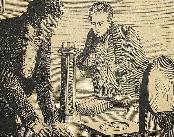 9. Кристиан Эрстед в 1820 году, изучая взаимодействие проводника с током и магнитной стрелкой, обнаружил что вокруг проводника…