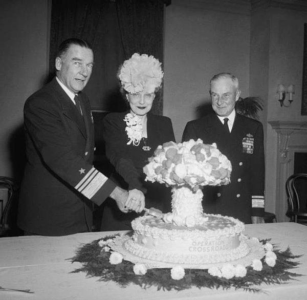 34. Amiral William H.P. Blandy ve karısının Bikini Adası nükleer testi sonrasında yaptıkları kutlama...
