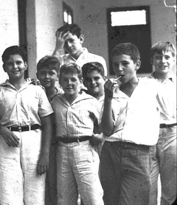 38. Arkadaşlarıyla poz veren lolipoplu genç Fidel Castro.