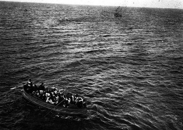 42. RMS Carpathia kurtarma botuna erişebilen Titanic kazazedeleri...