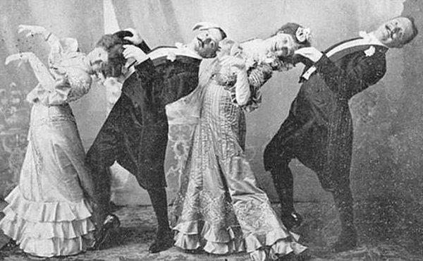 44. Victoria döneminde dans eden bir grup.