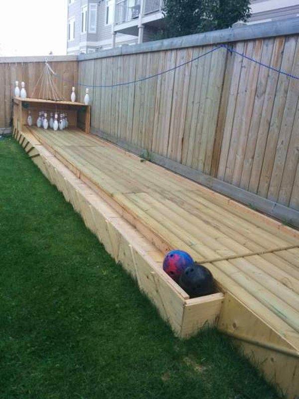 26. İpler sayesinde kukaların geri dizildiği bir arka bahçe bowling alanı!