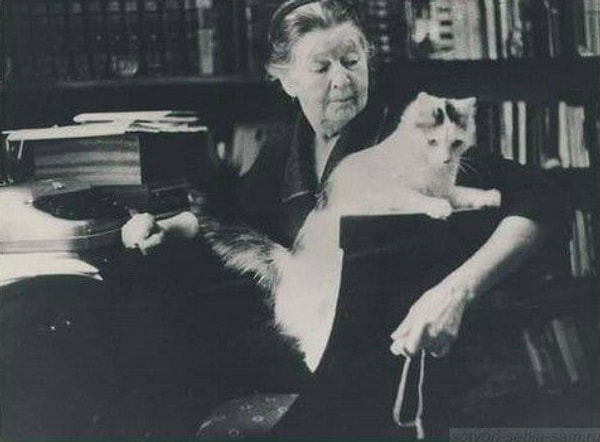 9. Мама спит, она устала… Елена Благинина