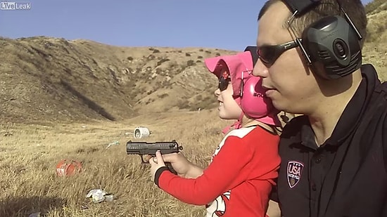 Sen Nasıl Babasın! 4 Yaşındaki Kızına Silah Kullandırtan Adam